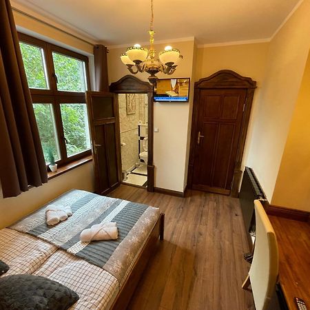 Bed and Breakfast Dworek Oliwski Гданьск Экстерьер фото