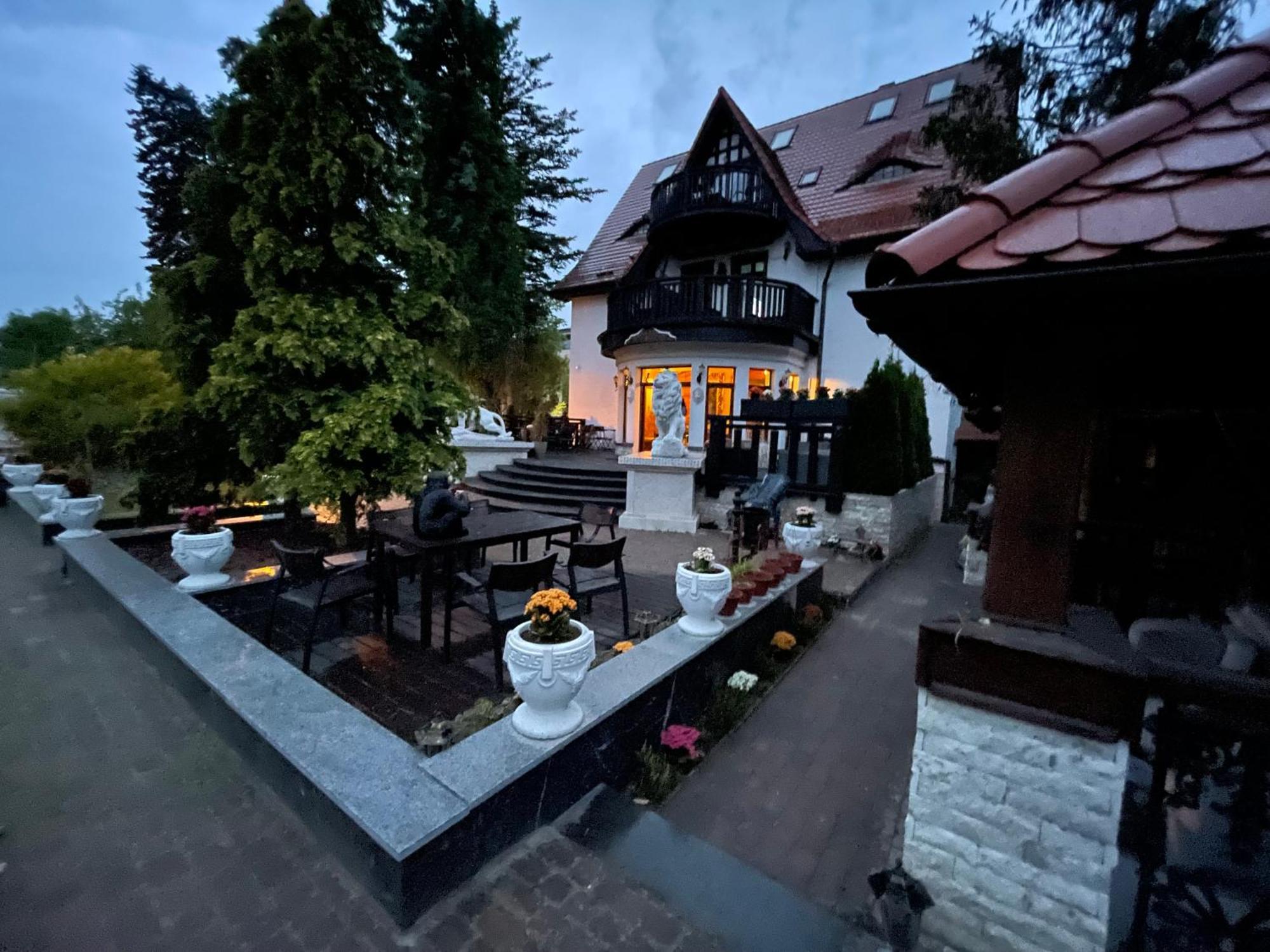 Bed and Breakfast Dworek Oliwski Гданьск Экстерьер фото
