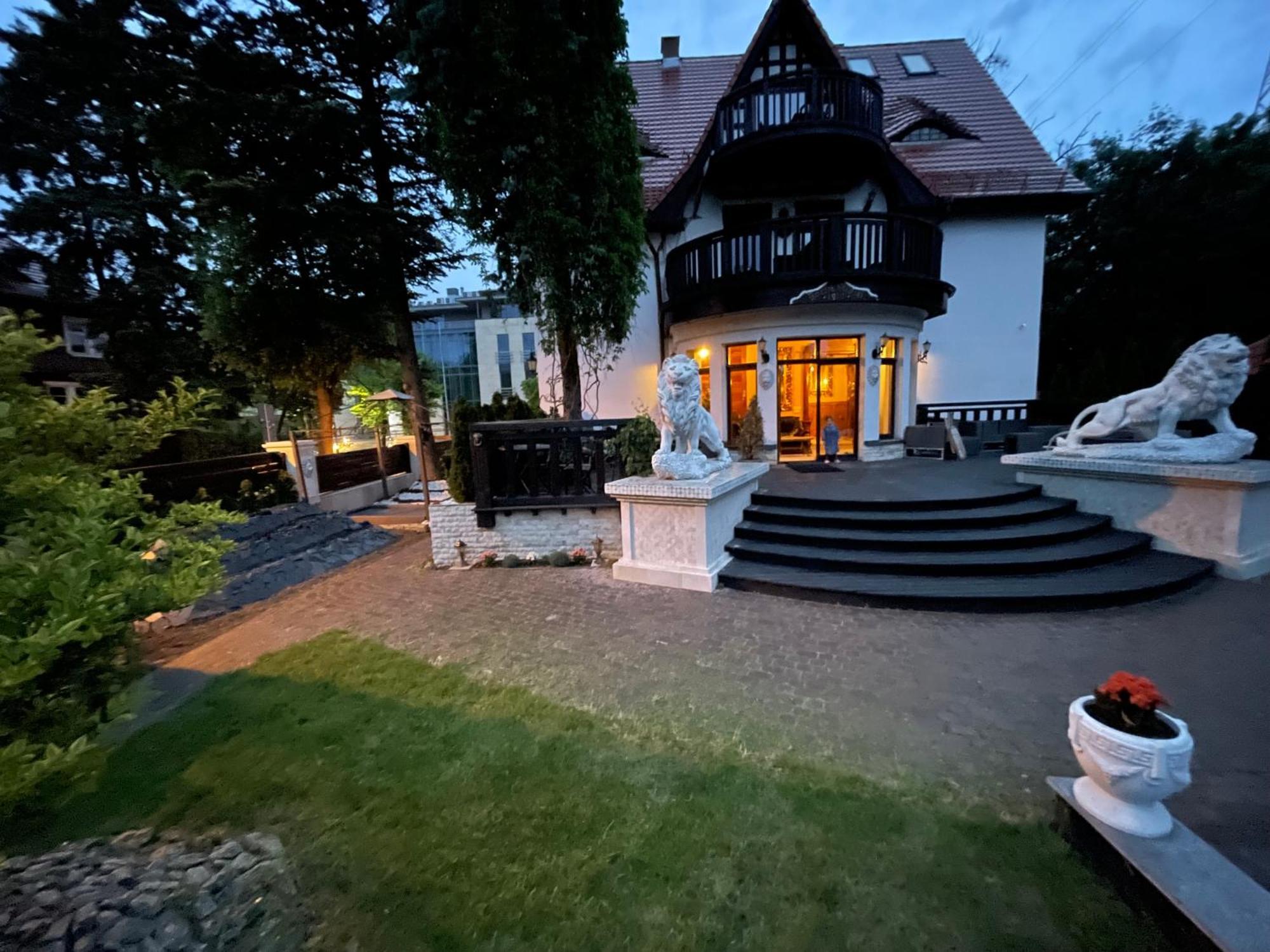 Bed and Breakfast Dworek Oliwski Гданьск Экстерьер фото