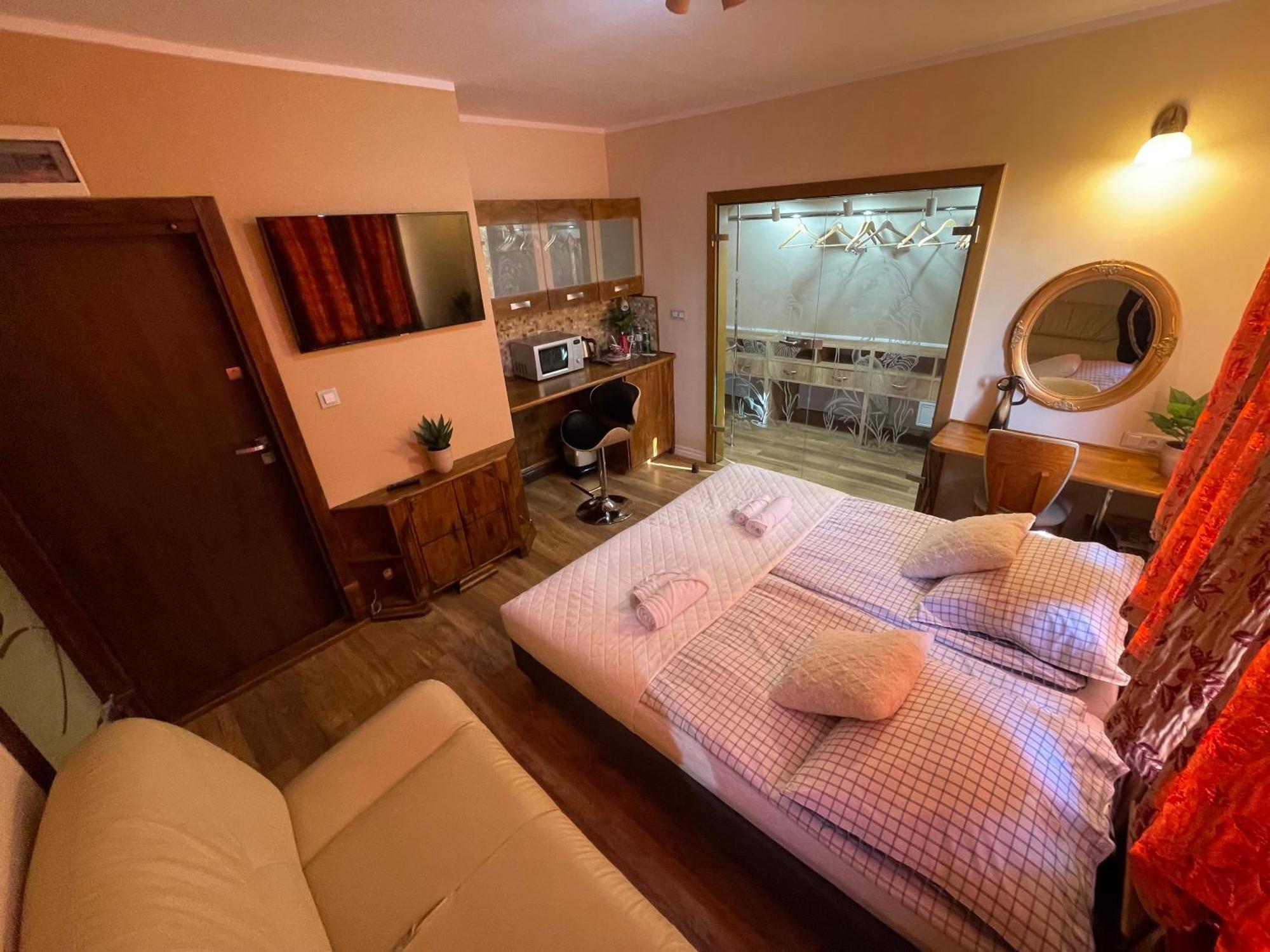 Bed and Breakfast Dworek Oliwski Гданьск Экстерьер фото